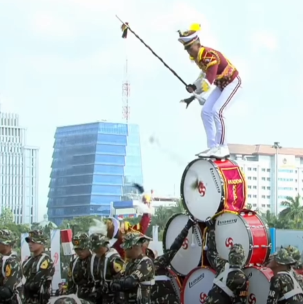 Manusia mesin Polisi Memaling Atensi Di Alun- alun Monas