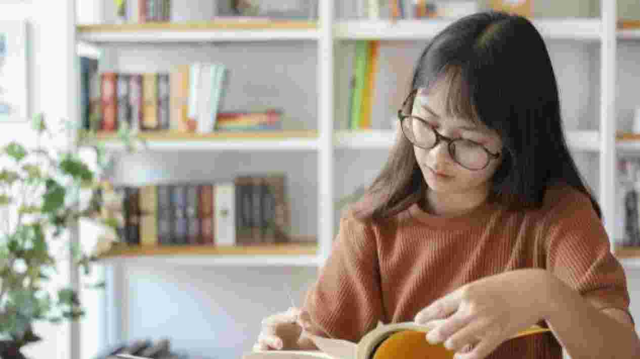 Manfaat Membaca Buku Untuk Kesehatan Mental - Membaca selaku Pengobatan Jiwa: Melindungi Kesehatan Psikologis lewat Buku.