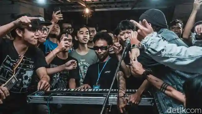 Bermain Musik Bersama Teman Menumbuhkan Kreativitas Baru - Nada bukan cuma semata- mata hiburan, namun pula