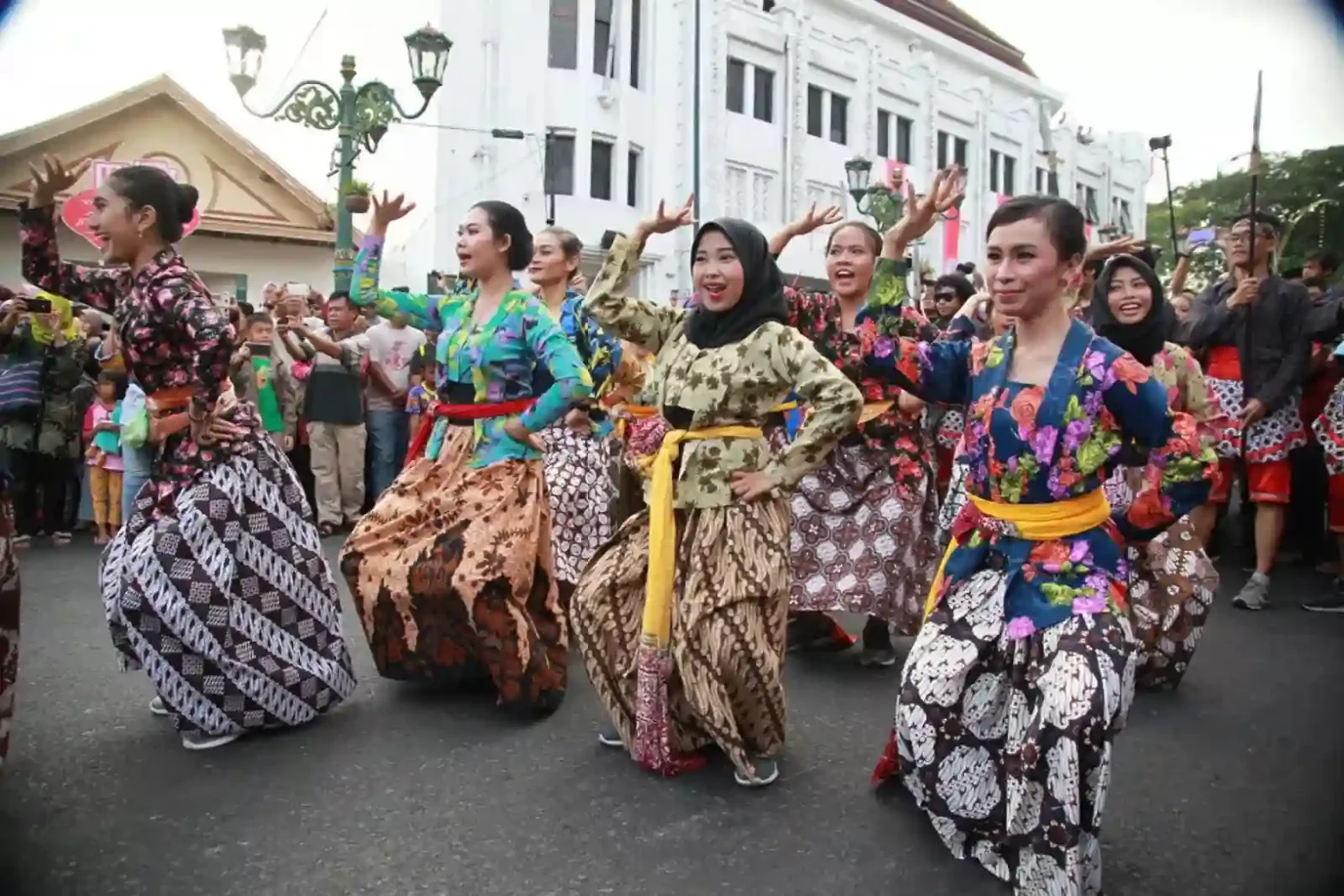 Menghadiri Festival Seni Memperluas Pengalaman Budaya