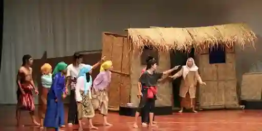 Menonton Pertunjukan Teater Menambah Wawasan Seni - Seni pementasan merupakan salah satu wujud mimik muka adat