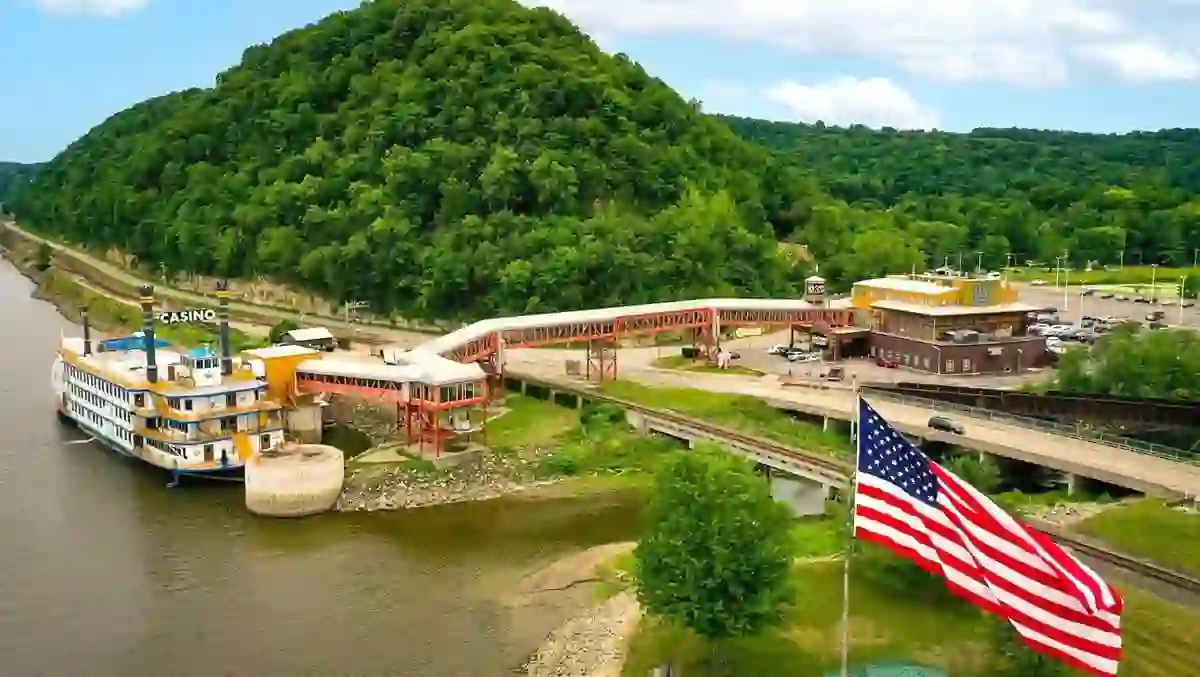 Bally's Marquette di Iowa siap menggantikan Casino Queen seiring dengan selesainya pembangunan fasilitas di sisi darat